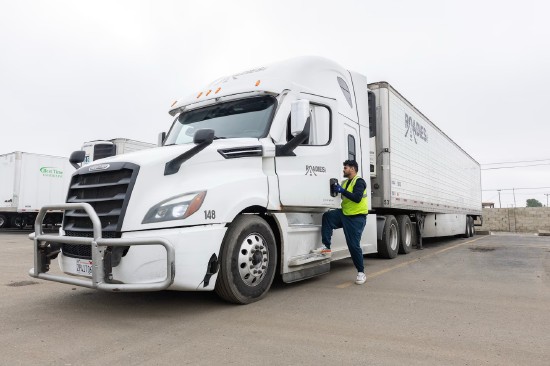  新规正式实施，移民卡车司机面临从业危机；行业供应链或受波及。 新闻