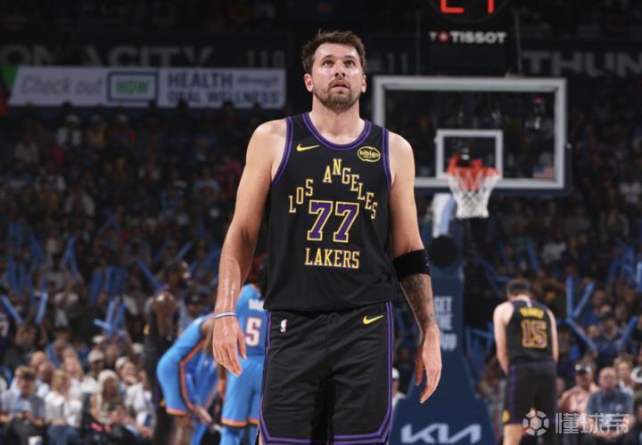  当赛场荣耀归于沉寂：从东契奇倒地瞬间看竞技体育的残酷底色 情感心理