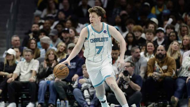 从选秀落选边缘到打破队史纪录：一个沉默少年的篮球救赎之路 体育新闻