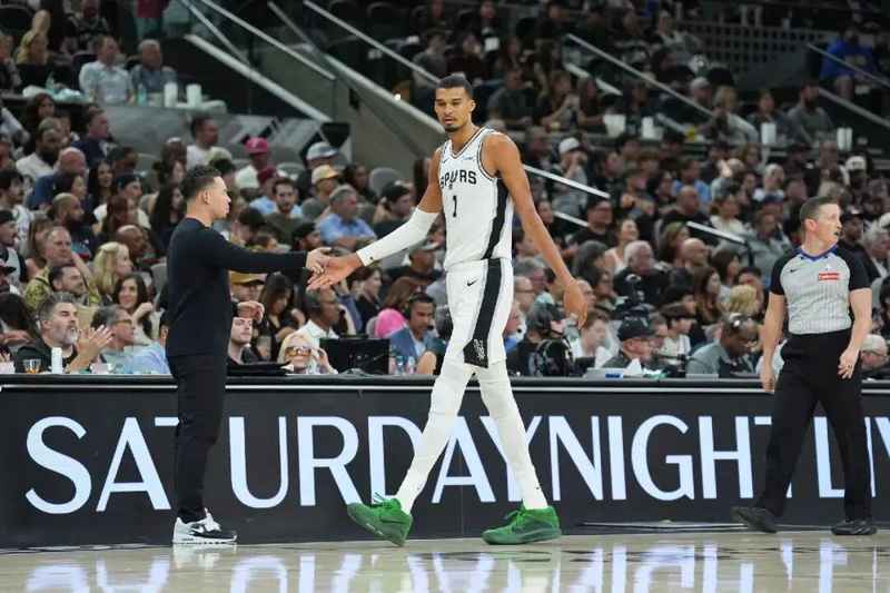  【深度拆解】文班亚马如何重塑马刺：从摆烂球队到争冠热门的底层逻辑 体育新闻