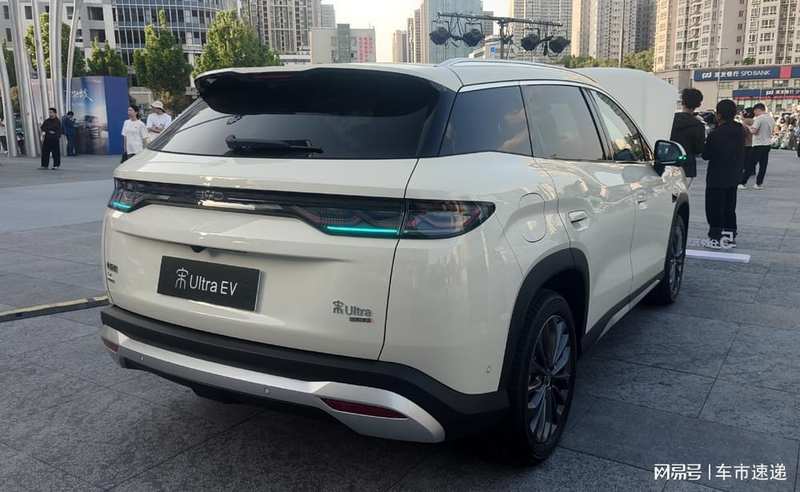  云辇-C+闪充技术深度解析：比亚迪宋Ultra EV技术架构全揭秘 汽车科技