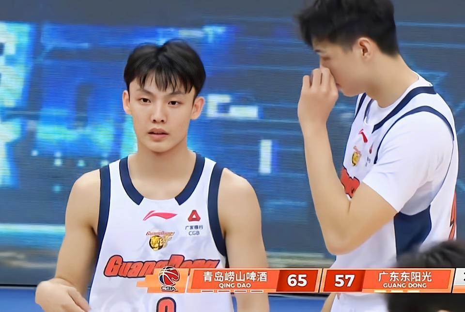  当你最信任的人都不在：广东队这场胜利，像极了人生中那些咬牙扛过去的夜晚 体育新闻