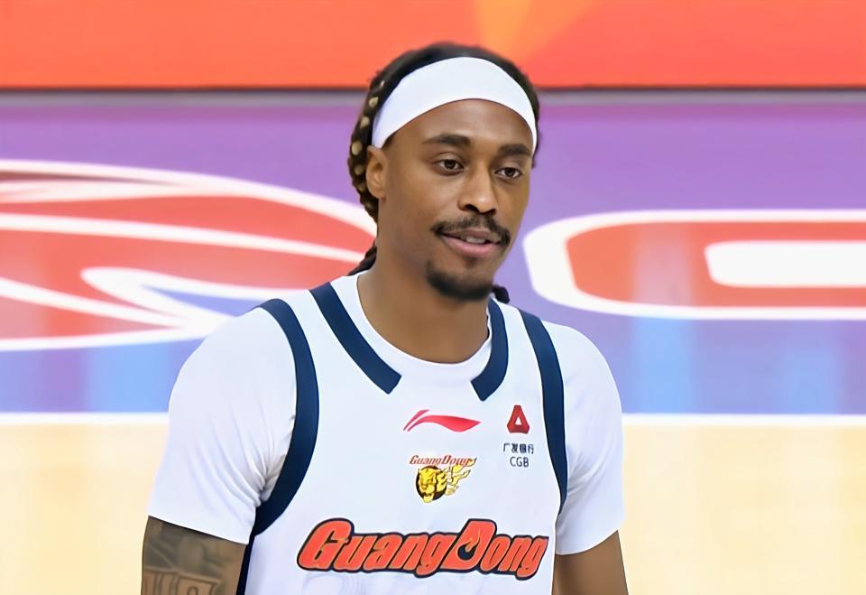  当你最信任的人都不在：广东队这场胜利，像极了人生中那些咬牙扛过去的夜晚 体育新闻