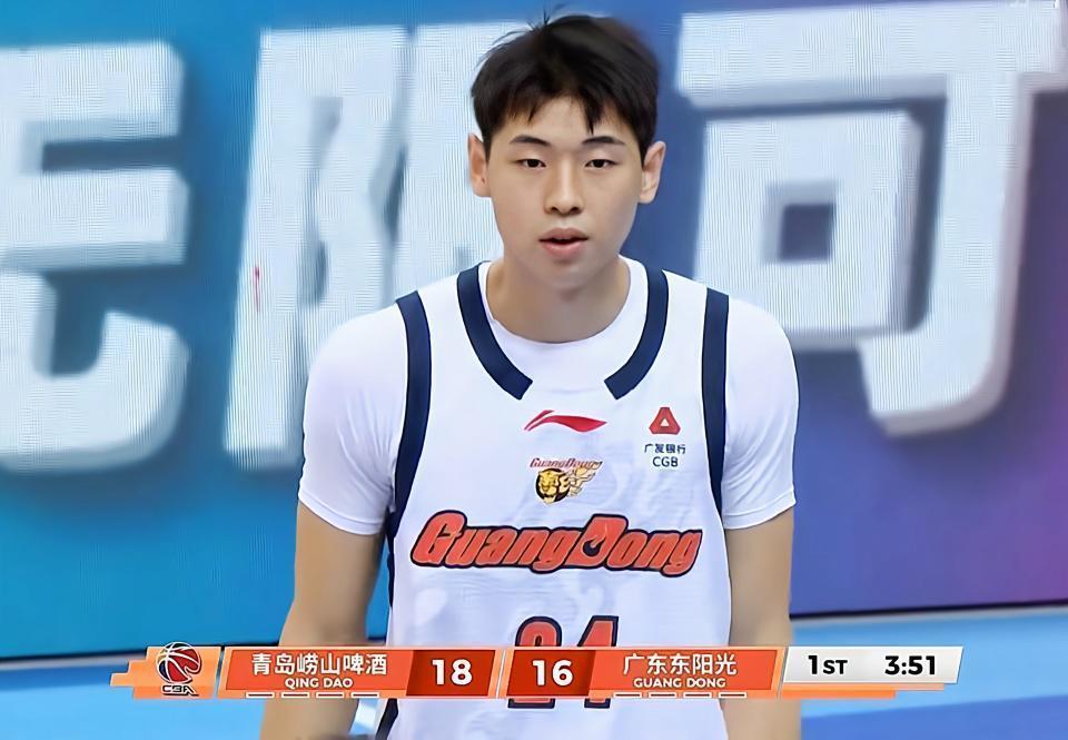  当你最信任的人都不在：广东队这场胜利，像极了人生中那些咬牙扛过去的夜晚 体育新闻
