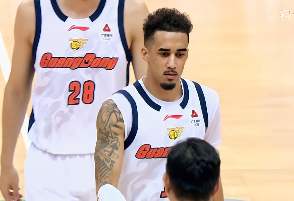  当你最信任的人都不在：广东队这场胜利，像极了人生中那些咬牙扛过去的夜晚 体育新闻